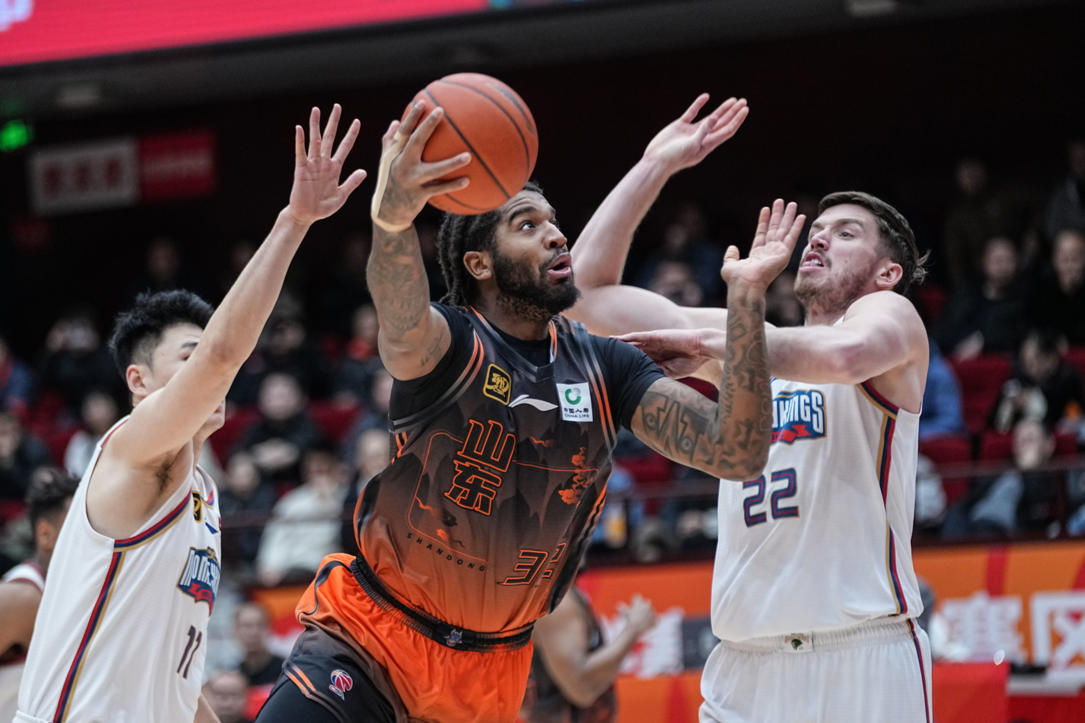 关键时刻山东男篮外线爆发：亚冠节点到来，质疑声仍在，训练强度明显提升(广东男篮外援最新消息)-米兰官网入口