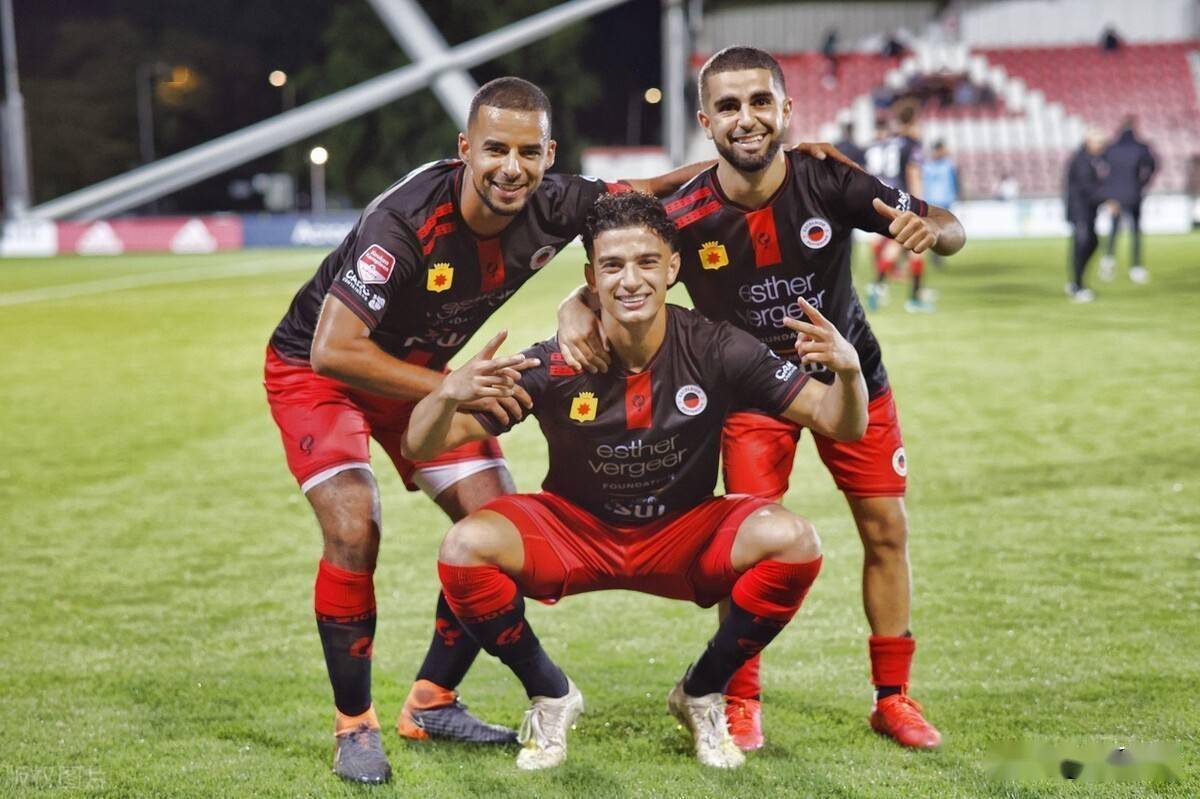  荷甲赛程吃紧；洛杉矶湖人加时末段防线松动；赛场秩序良好；心理建设被强调