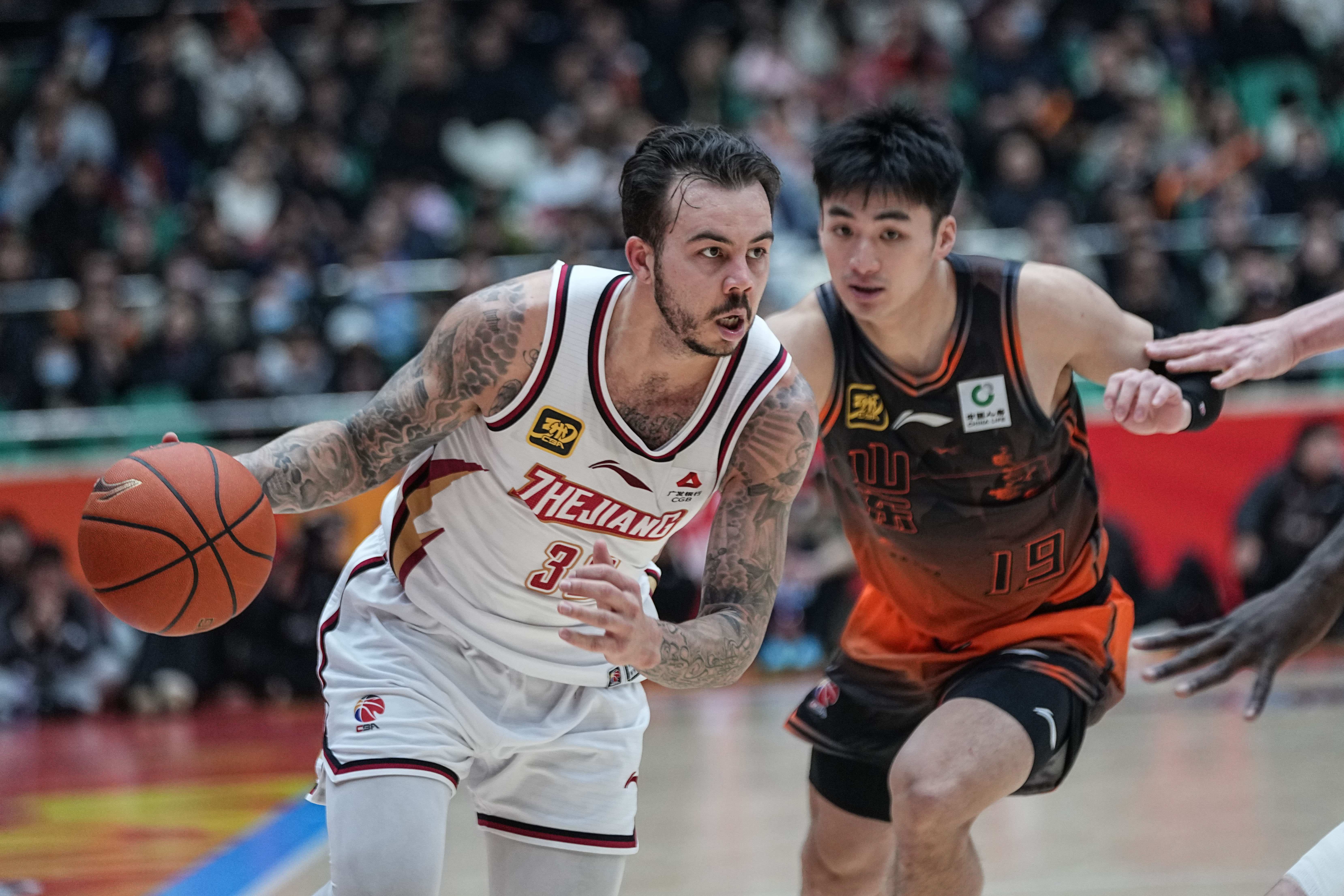 英超转会期再迎强敌，浙江稠州手感冰凉，主帅态度：气氛紧张，阵容厚度经受考验(浙江稠州男篮打青岛队之前多人感冒)