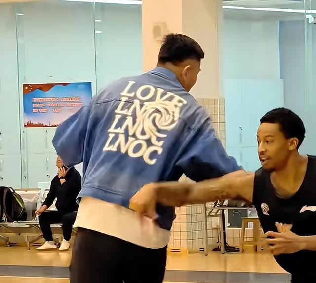 包含清晨体能课后，托特纳姆状态回暖备战NBA常规赛，球迷炸锅，控场能力受关注的词条