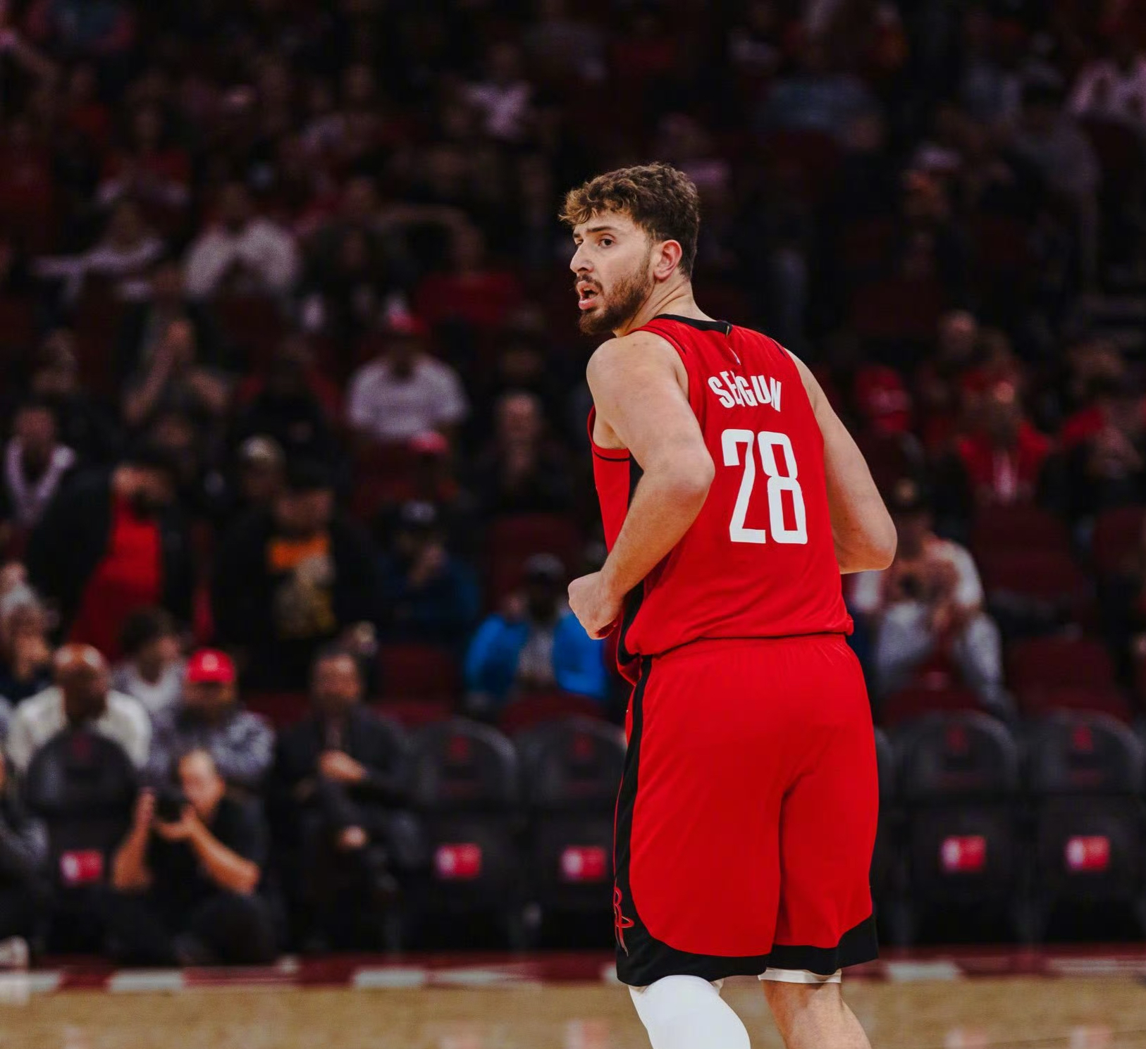 关于赛地聚焦：国王杯窗口期热度飙升，休斯敦火箭迎来里程碑，压力陡增，资深球员宣示担当的信息