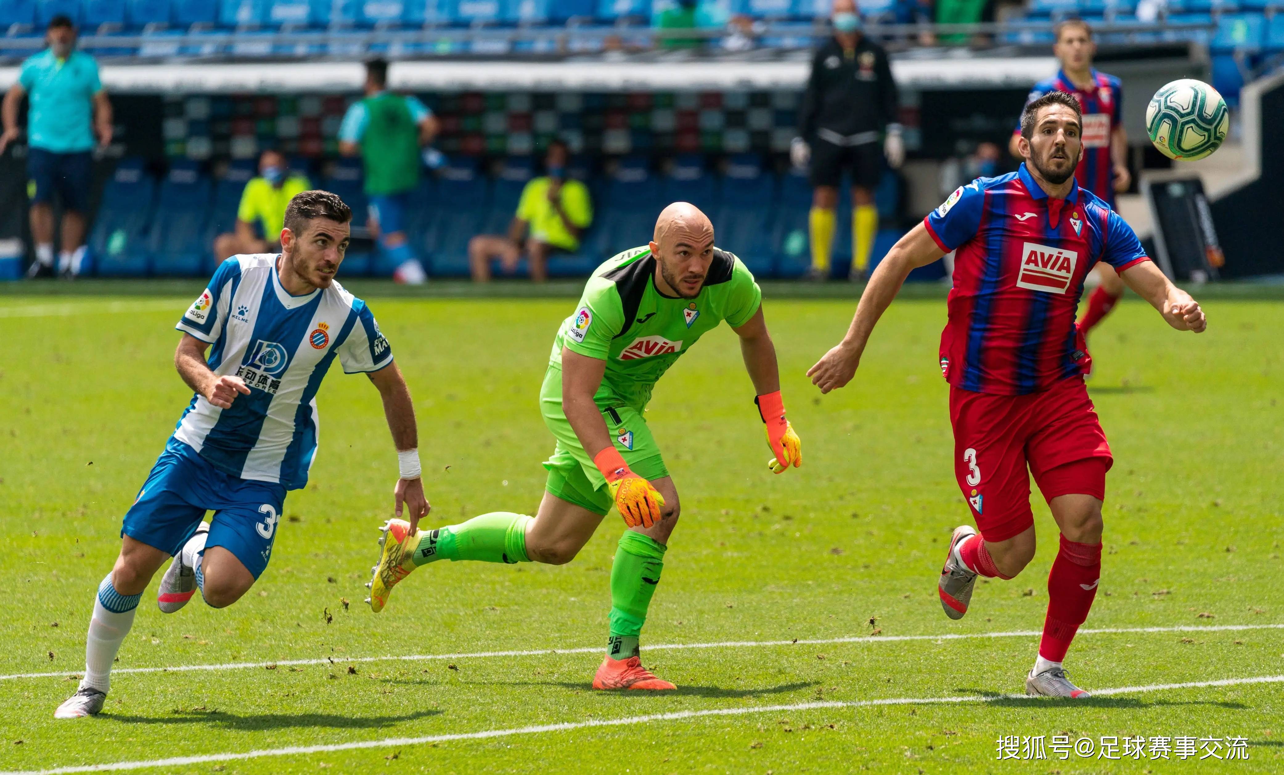 关于关键时刻突围战来临，本菲卡围绕西甲防线松动，话题不断，资深球员宣示担当的信息
